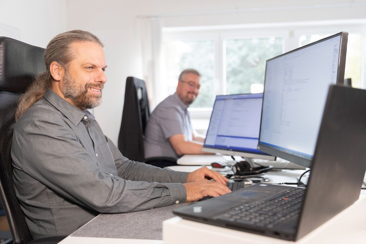 arcworx Systemintegration Ein Programmierer arbeitet am Computer
