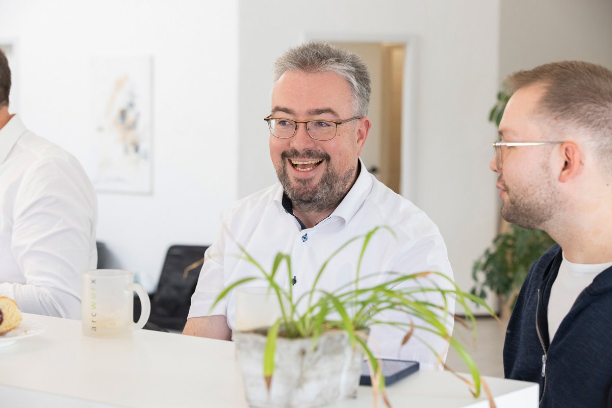 Zwei Männer unterhalten sich und lachen