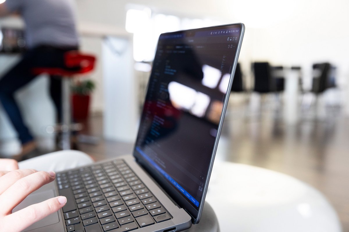 Eine Person arbeitet an einem Laptop