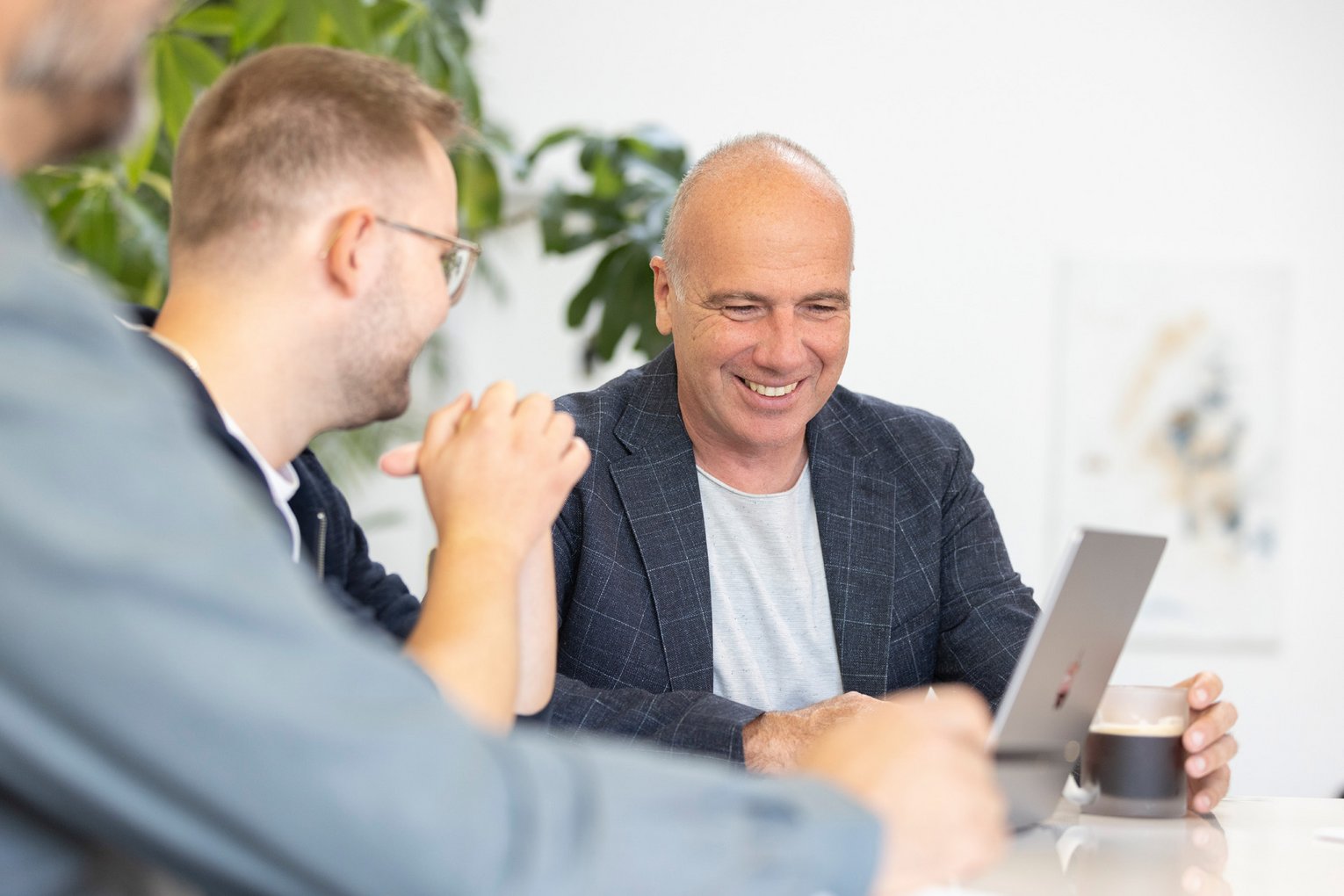 Zwei Männer mit Laptop im Gespräch