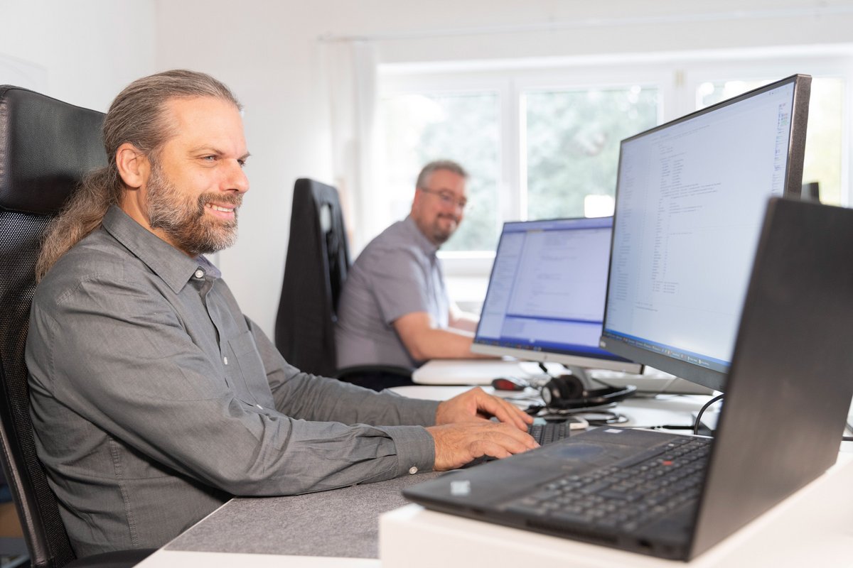 Zwei Programmierer arbeiten an Computern