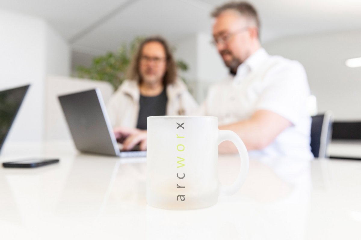 Zwei Männer arbeiten an Laptops