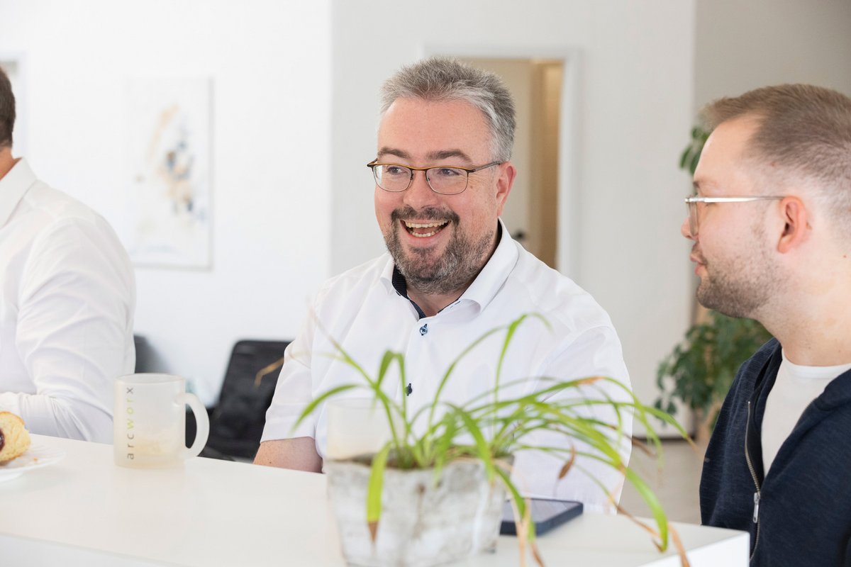 Zwei Männer unterhalten sich und lachen
