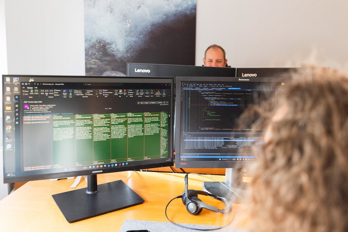 Ein Arbeitsplatz mit zwei PC-Monitoren